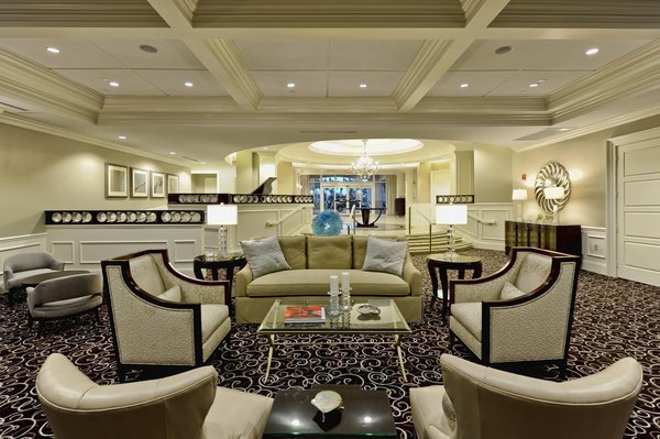 Comment la location mobilier événementiel peut-elle élever l'élégance de votre soirée d'entreprise ?