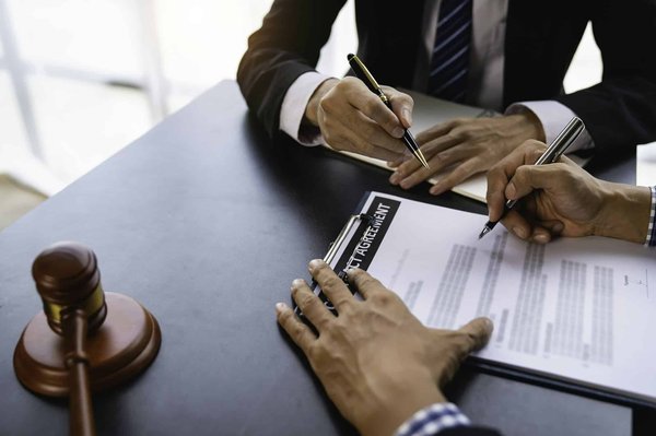 Avocat en droit des affaires à Lyon : Un spécialiste pour vous représenter devant les tribunaux de commerce